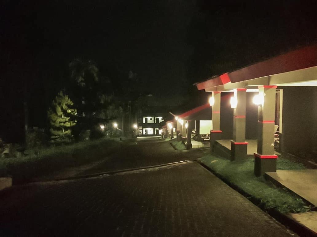 Surya Hotel & Resort Distrikt Baturaden Exterior foto